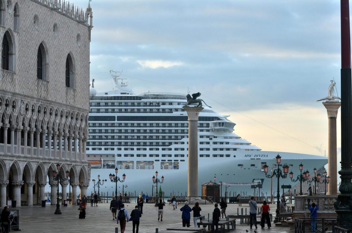 UNESCO threatens Venice to be placed on list of endangered heritage sites